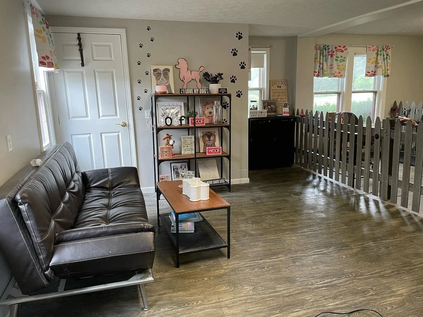 The waiting area, with a leather couch, a small table and a picket fence